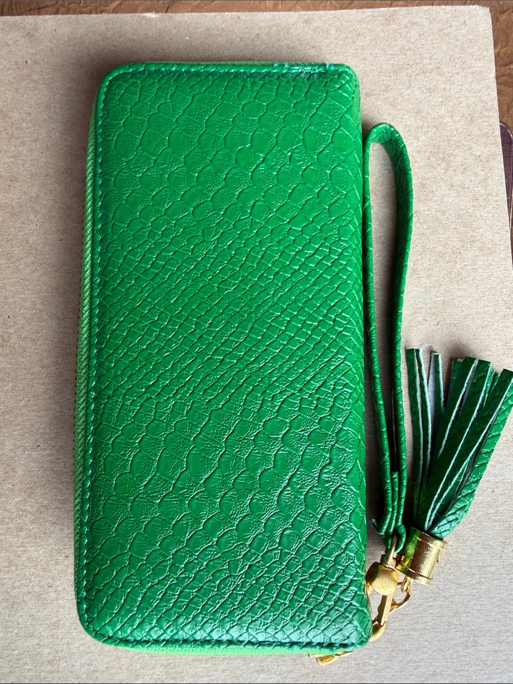 2 Chic Green Textured Wristlet Wallet with Tassel